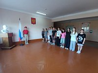 21 августа в МОУ "СОШ № 1 р. п. Дергачи" на досуговой площадке прошло мероприятие, посвящённое Дню флага. Ребята торжественно вынесли флаг РФ