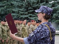 В Управлении Росгвардии по Саратовской области состоялись торжественная церемония приведения к присяге молодых сотрудников вневедомственной охраны и передача новых служебных автомобилей.