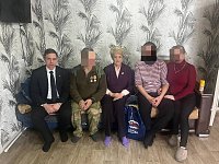 В преддверии Дня защитника Отечества в р.п. Дергачи навестила семью героя, недавно вернувшегося с фронта. Встреча состоялась в гостеприимном доме многодетной матери Надежды, жены Асана.