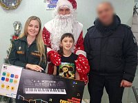 Саратовские военнослужащие и сотрудники Росгвардии поздравили с новогодними праздниками более 200 ребят.