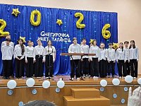 Талантливые ученики 1-11 классов яркими звездами засверкали на сцене.