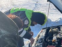 Саратовские полицейские помогли водителю фуры заменить пробитое колесо