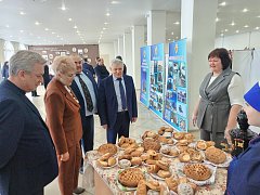 Перед началом участники актива посетили выставку достижений по итогам года.