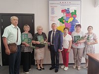 Семьям погибших вручили участников СВО "Книгу памяти Саратовской области".